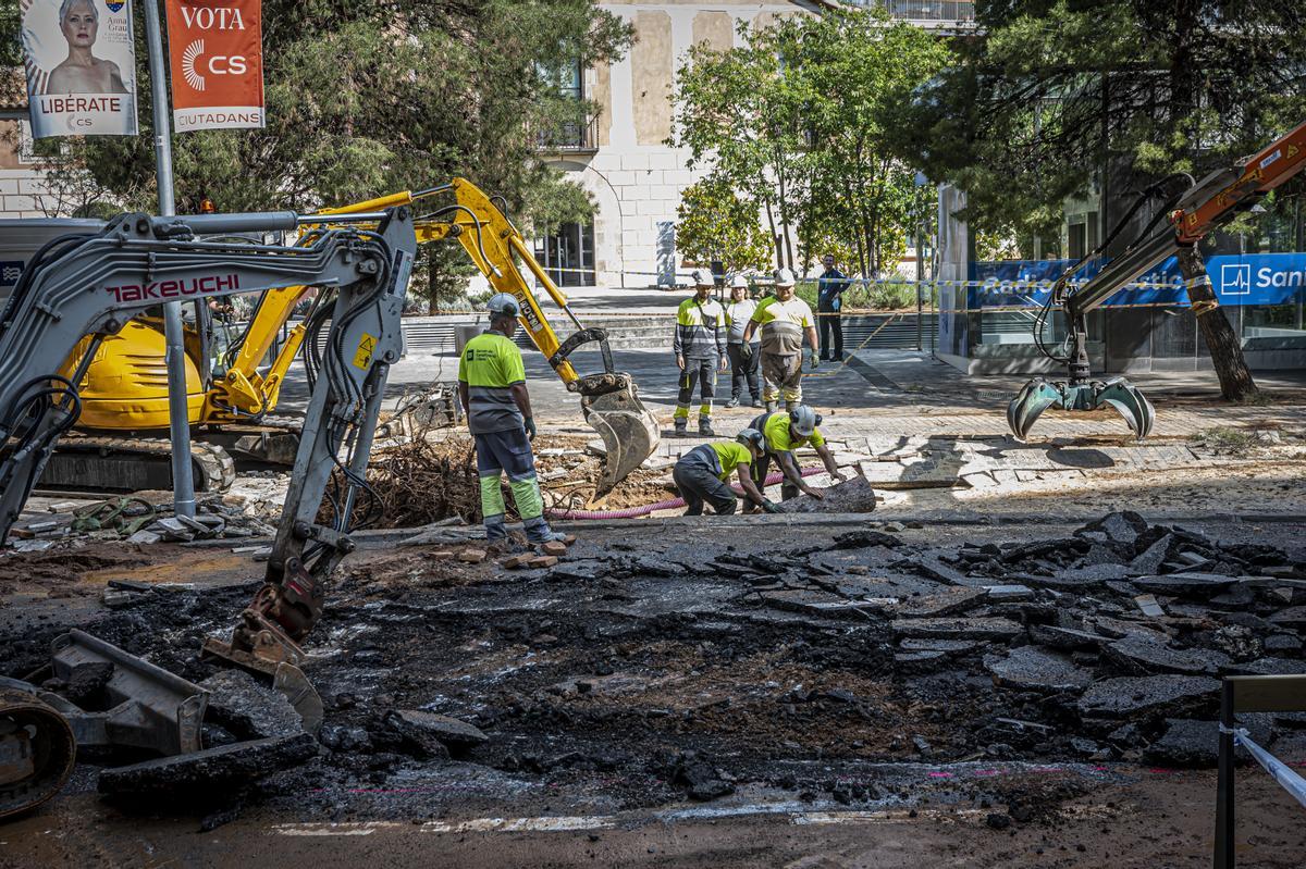 Escape de agua de grandes dimensiones en la avenida Pedralbes con el paseo Manuel Girona de Barcelona