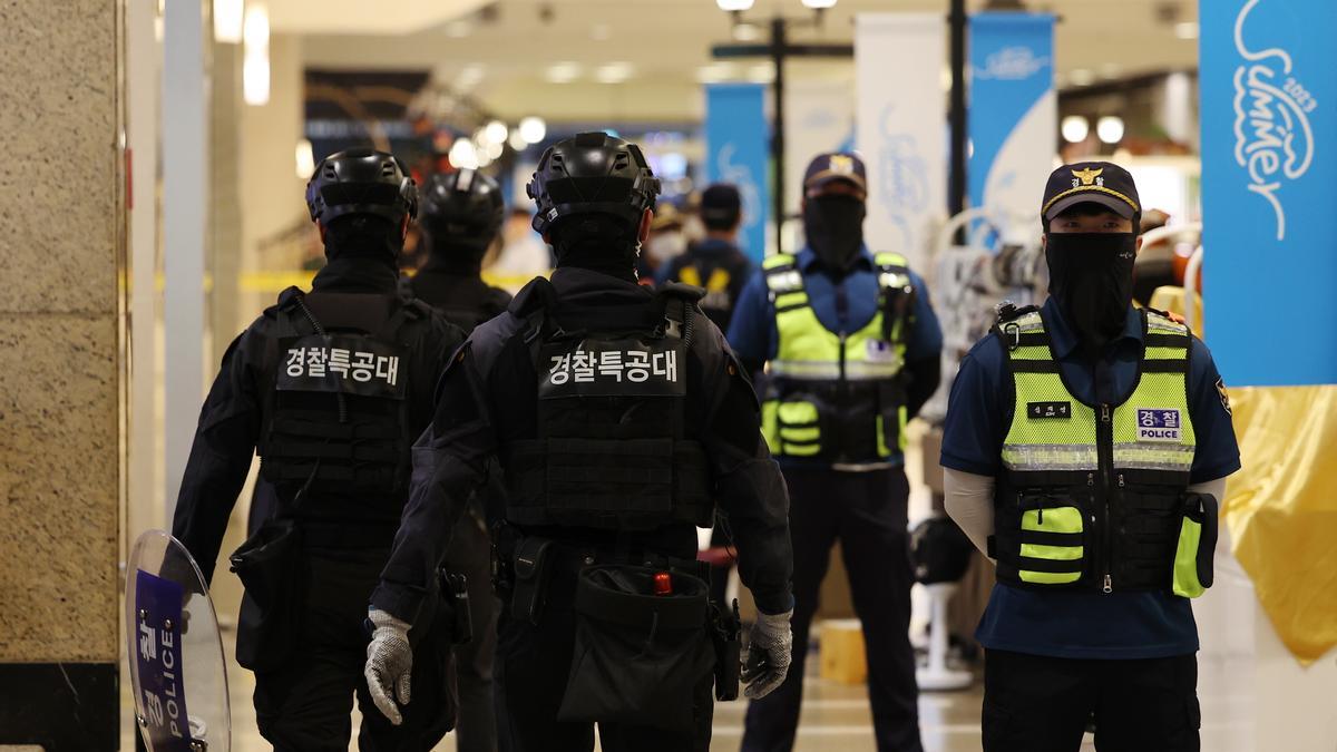 Policía de Seúl controlando los accesos en el metro de Seohyeon, en la ciudad de Seongnam, tras el ataque