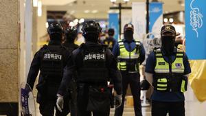 Policía de Seúl controlando los accesos en el metro de Seohyeon, en la ciudad de Seongnam, tras el ataque