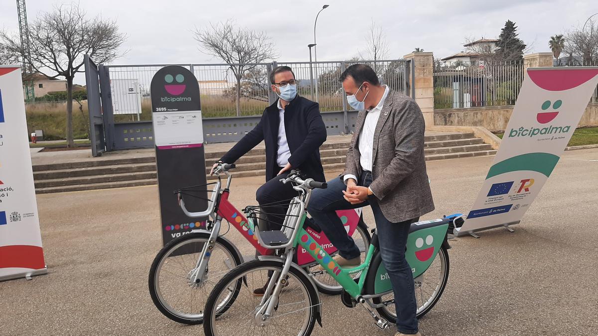 El alcalde, José Hila, y el teniente de alcalde de Movilidad, Francesc Dalmau han probado esta mañana  los prototipos de la nueva Bicipalma.