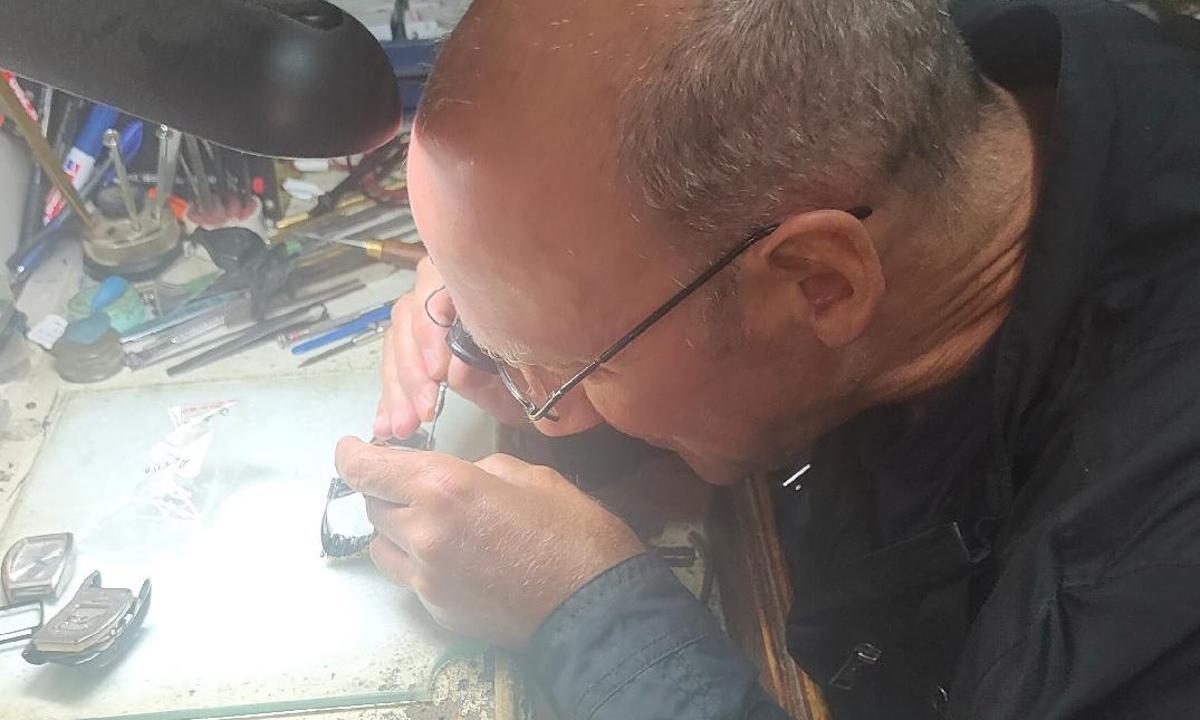 El relojero, trabajando en su taller de Moreda.