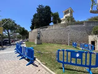 Acordonan el muro exterior de Villa Dragan, en el Paseo Marítimo de Palma, y le aplican una capa de cemento tras la aparición de grietas
