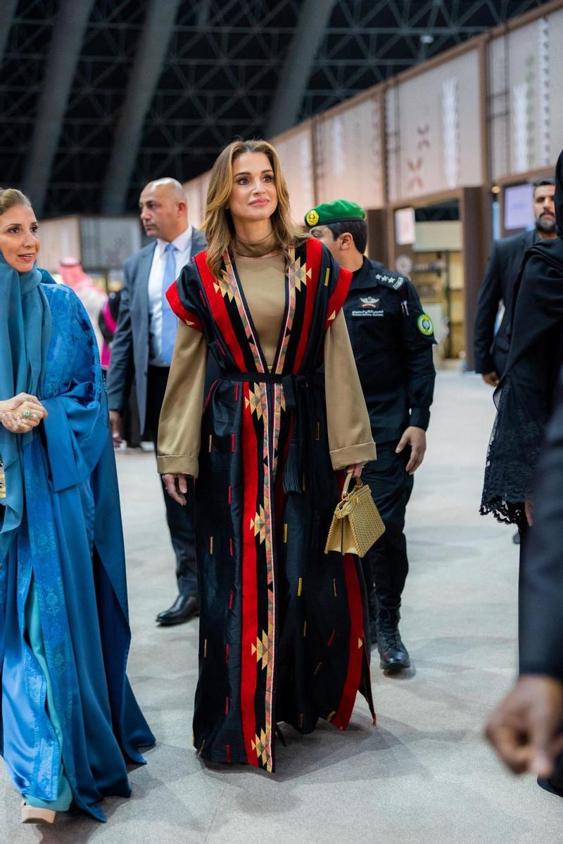 Rania de Jordania con look geométrico