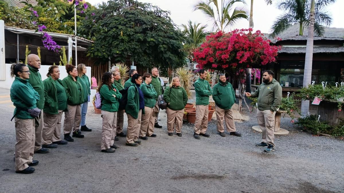 Los miembros de la cuadrilla del proyecto ‘Emplea Verde SBT’ recibiendo la formación.