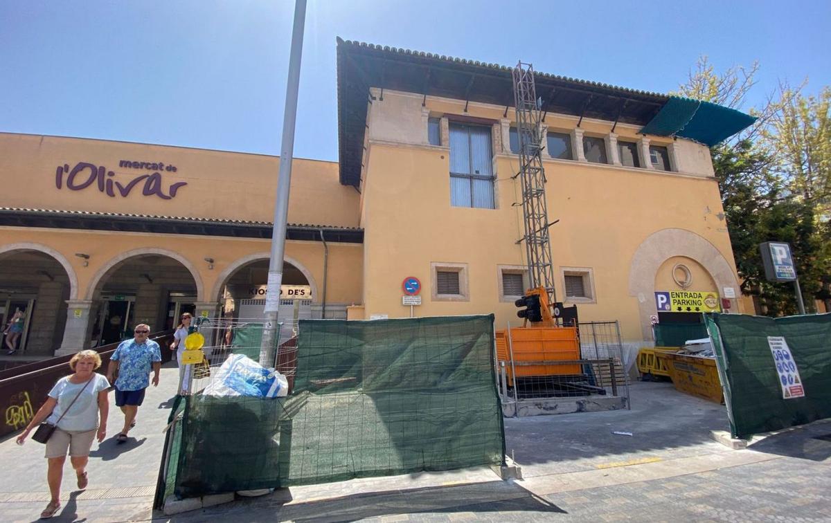 Ya se han habilitado los andamios en la fachada del Mercat de l’Olivar. | MIGUEL VICENS