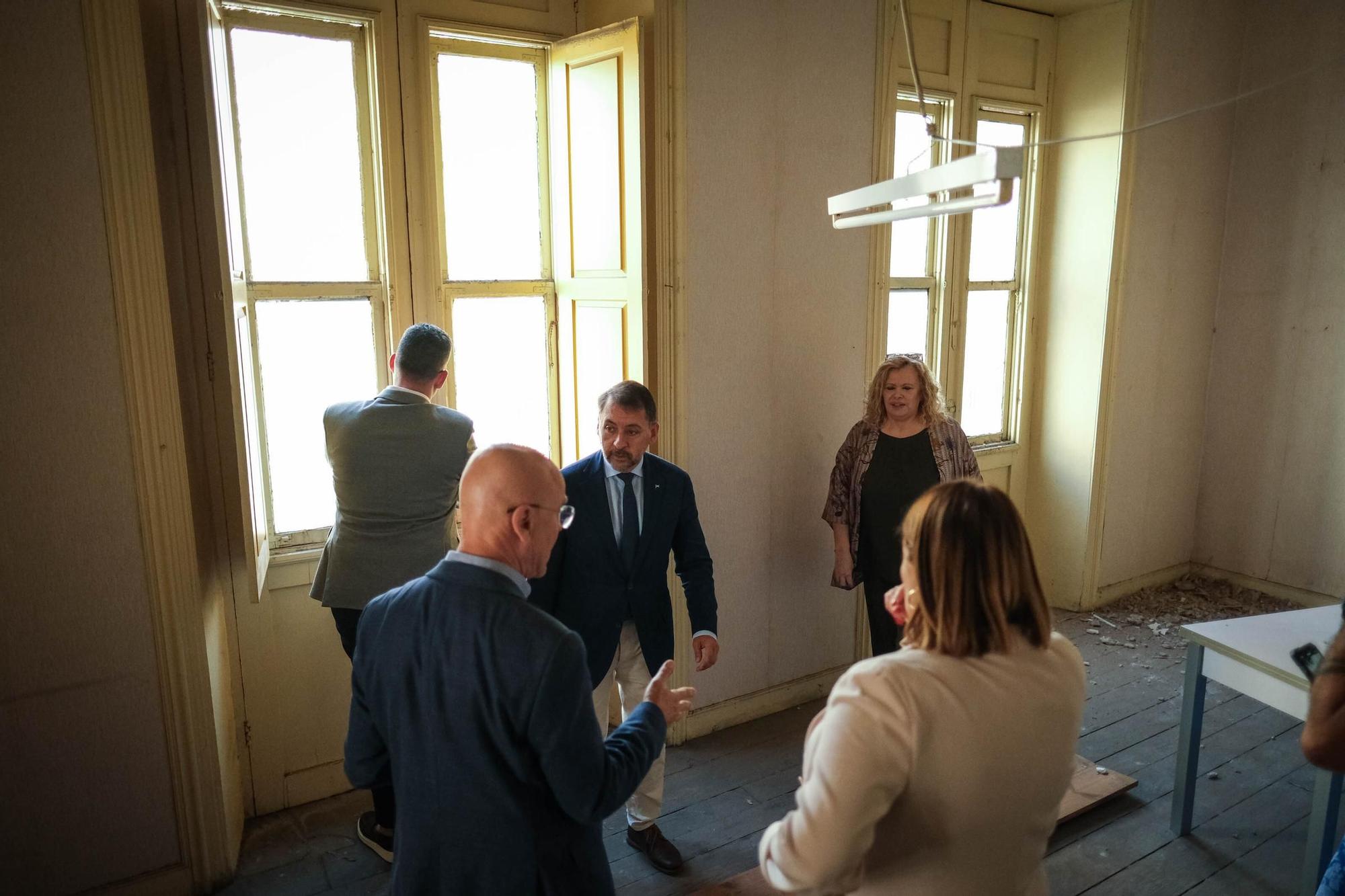 Visita al edificio cedido por Santa Cruz al Diputado del Común
