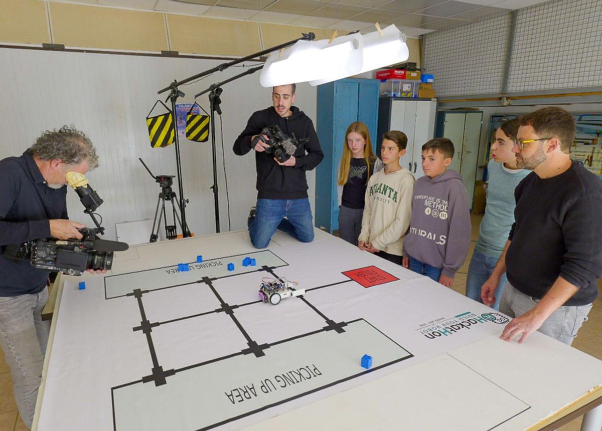 Dalt, dos moments de la gravació de RTVE, i a la dreta un instant del VilaBOT.