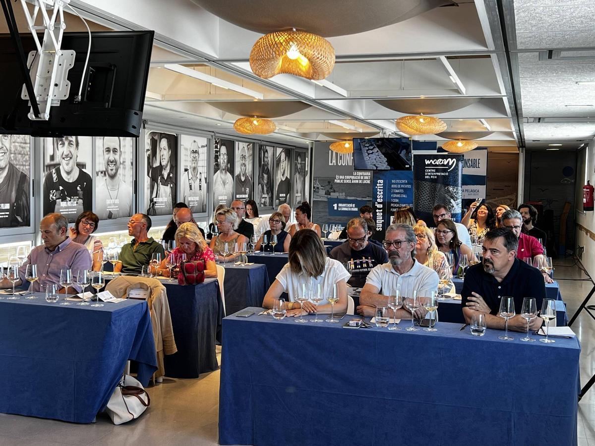 Les imatges del showcooking de peix blau d'aquí amb tècniques orientals, jalapenyos i fum de fulles de pi