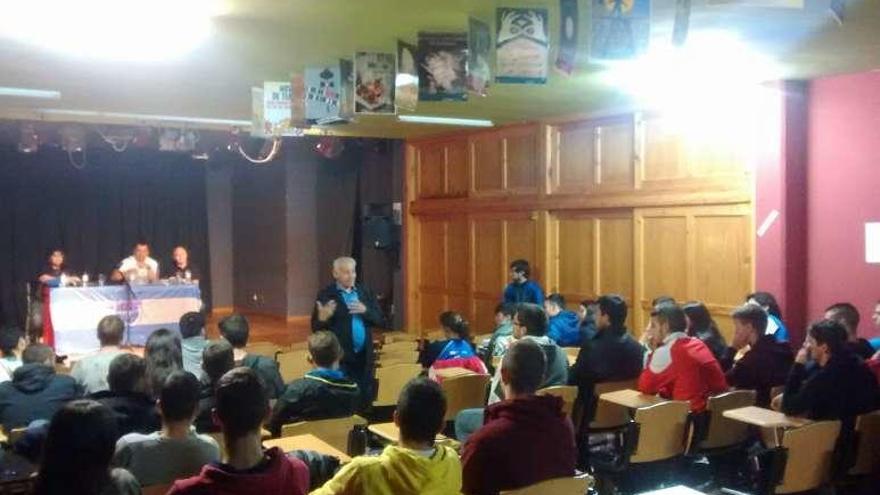 Charla de profesores argentinos en el IES María Soliño. // S.A.