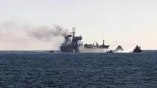 Portugal descarta vertidos del petrolero incendiado frente a Oporto, pero sigue sin llevarlo a puerto