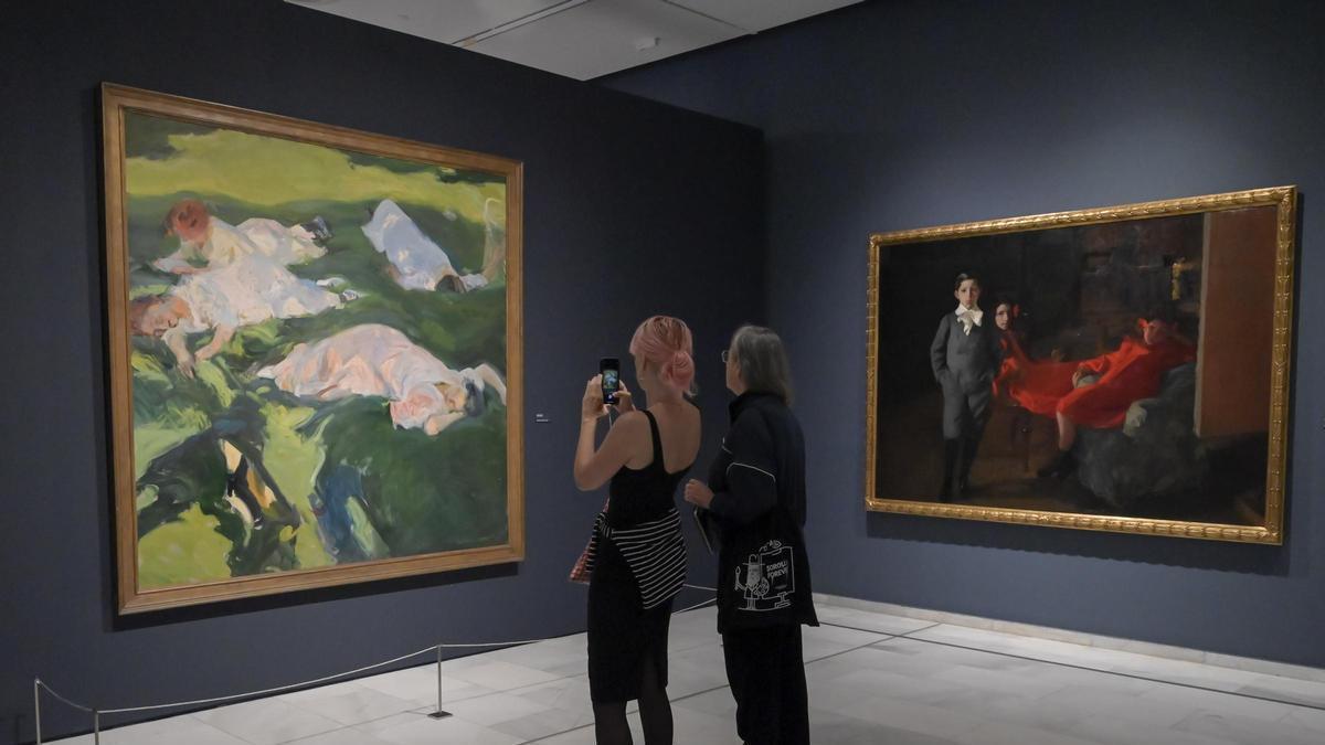 Visitantes viendo La siesta de Sorolla en la Fundación Bancaja