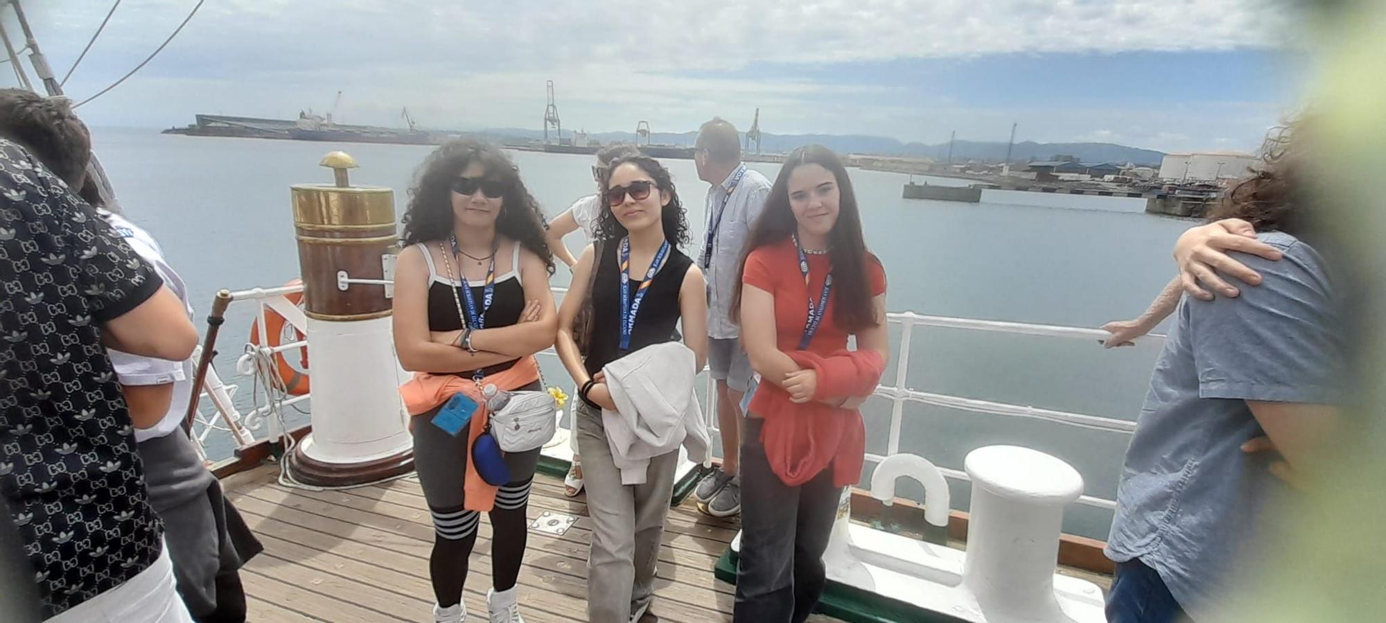 Los estudiantes del instituto de Vegadeo son recibidos en el “Elcano”