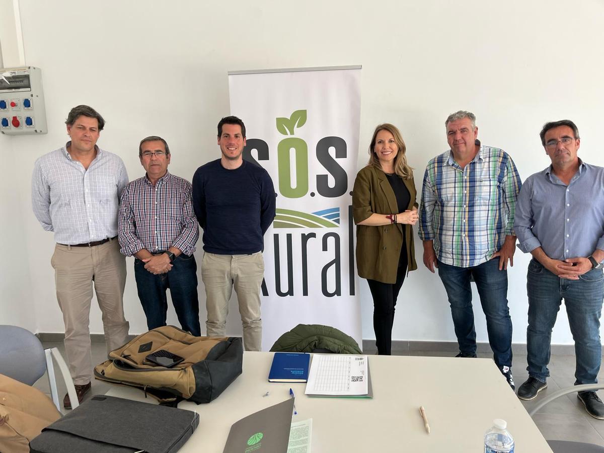 Miembros de la plataforma SOS Rural con el alcalde de Isla Mayor, Juan Molero, y Eduardo Vera, director gerente de la Federación de Arroceros de Sevilla.