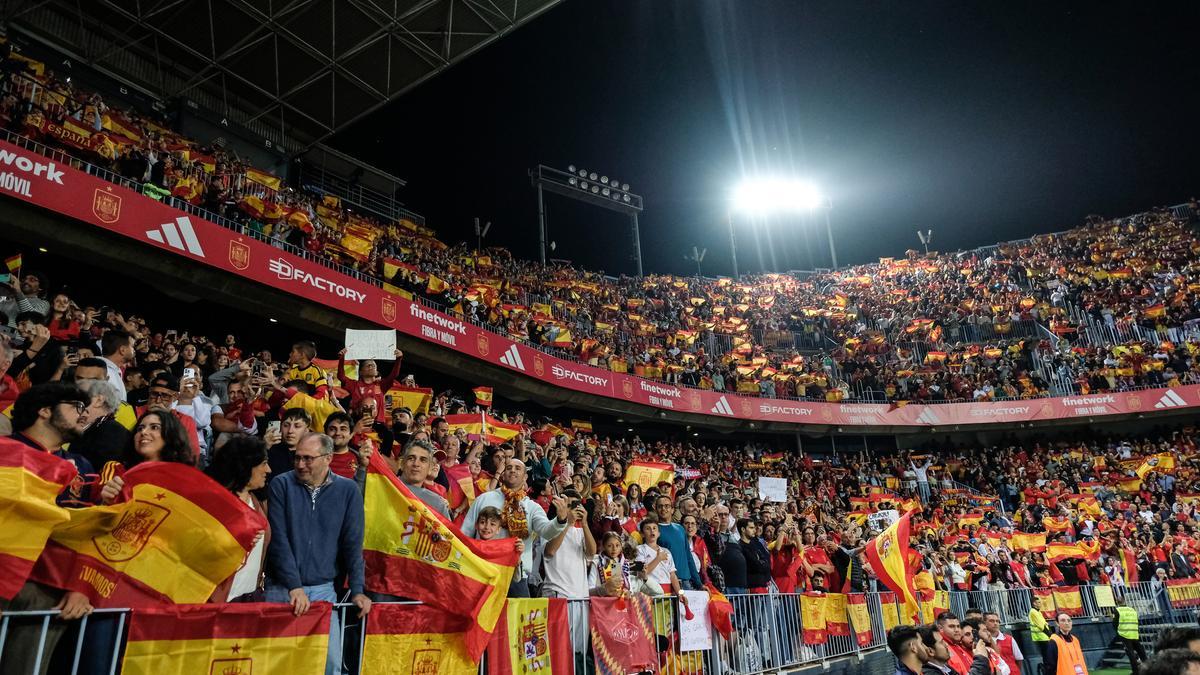 La afición malagueña tiñó de rojo el estadio de La Rosaleda por undécima vez en la historia.