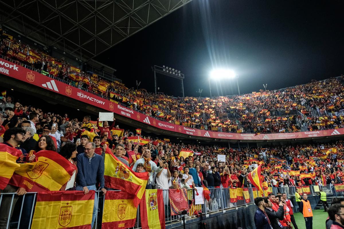 La afición malagueña tiñó de rojo el estadio de La Rosaleda por undécima vez en la historia.