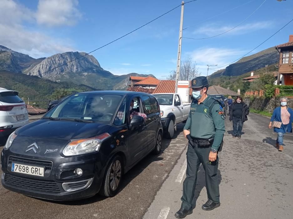 La población de Ponga, en fila en el autocovid