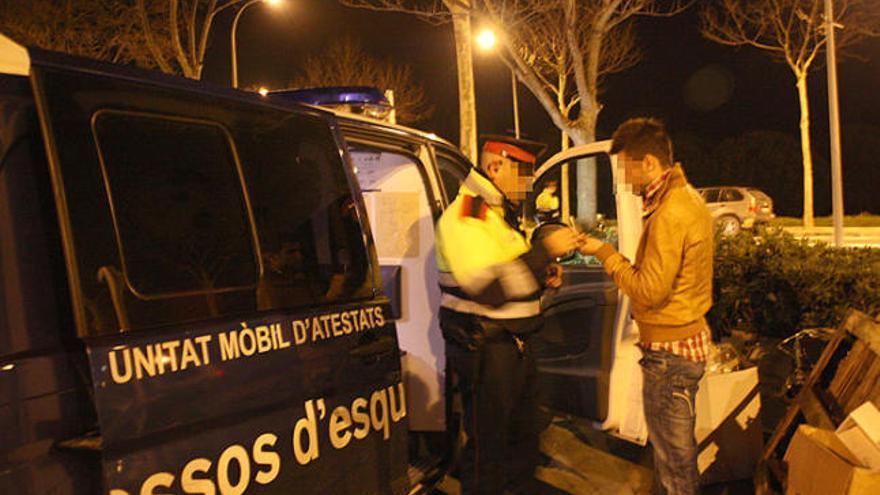 Un agent dels Mossos practicant el drogotest a un conductor.