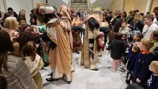 Los Reyes Magos se adelantan a Papá Noel en Elche por una razón solidaria