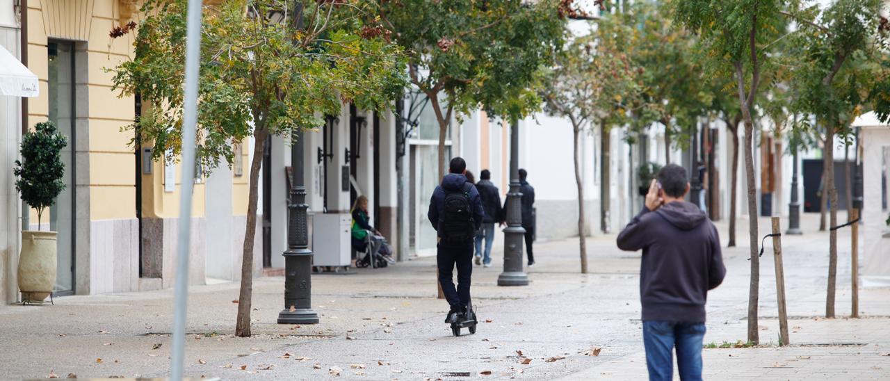 Un patinete en Vara de Rey. Vicent Marí