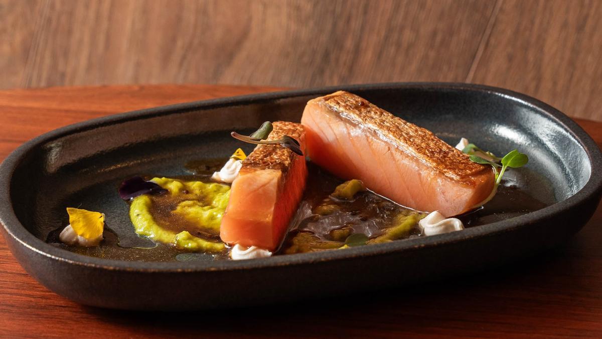 La ventresca de salmón ahumado a la plancha con guacamole del menú 'Carpier' del restaurante Barra Alta.