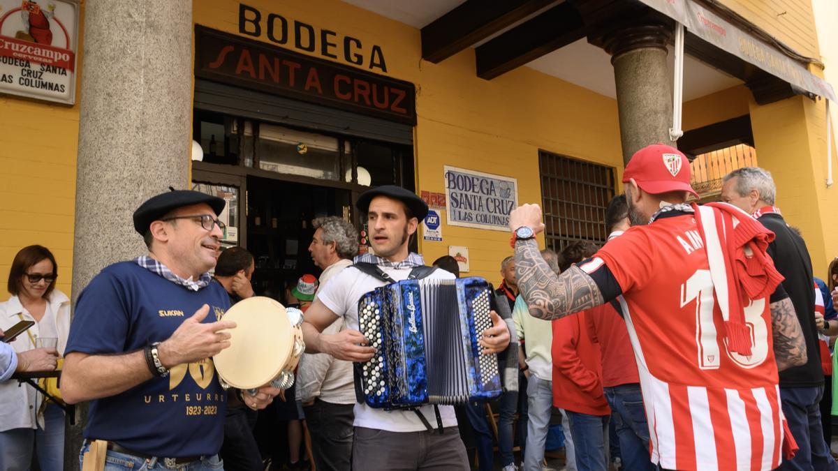 Aficionados del Athletic Club cantan en el centro de Sevilla.