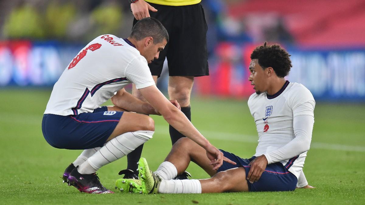 Coady (izquierda) ayudando al lesionado Alexander-Arnold