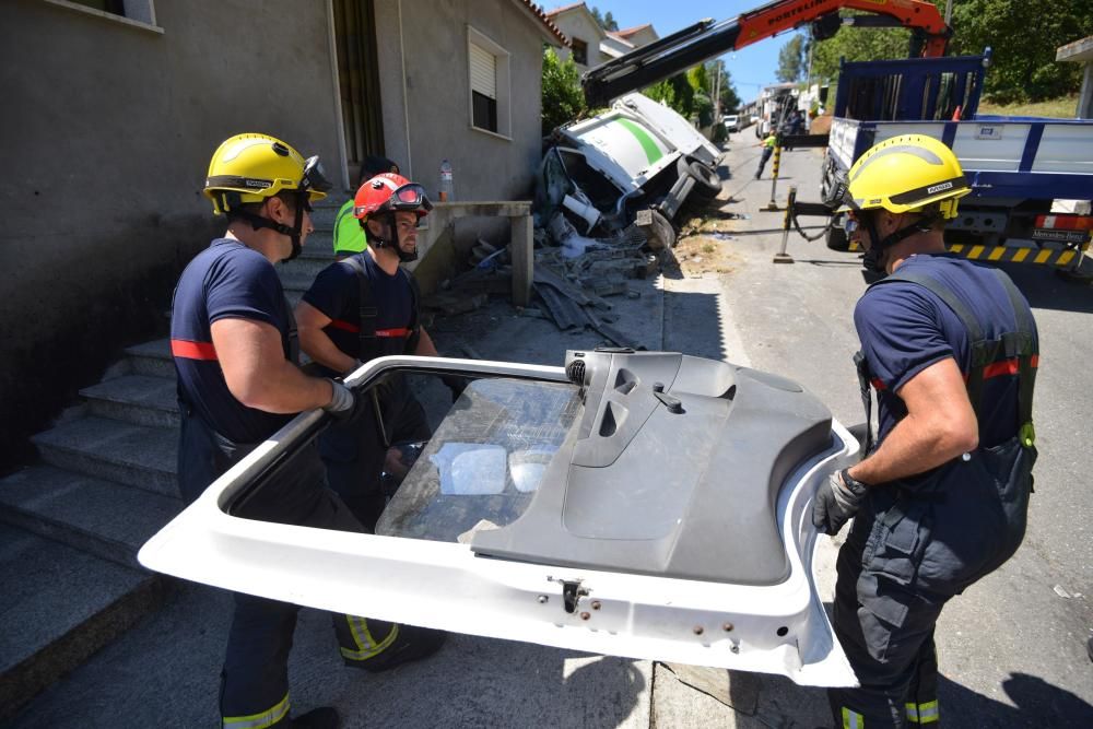 Un operario herido grave al quedar atrapado en un camión de la basura // G.Santos