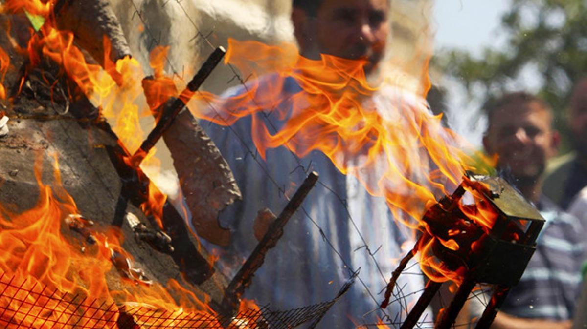 Un palestí darrere de l’incendi d’una presó israeliana a escala durant les manifestacions de Hamàs a Gaza.