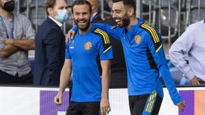 El futbolista español Juan Mata (i) ha fichado por el Vissel Kobe nipón, según anunció hoy este club por el que también han pasado jugadores como Andrés Iniesta o David Villa.EFE/EPA/PETER KLAUNZER