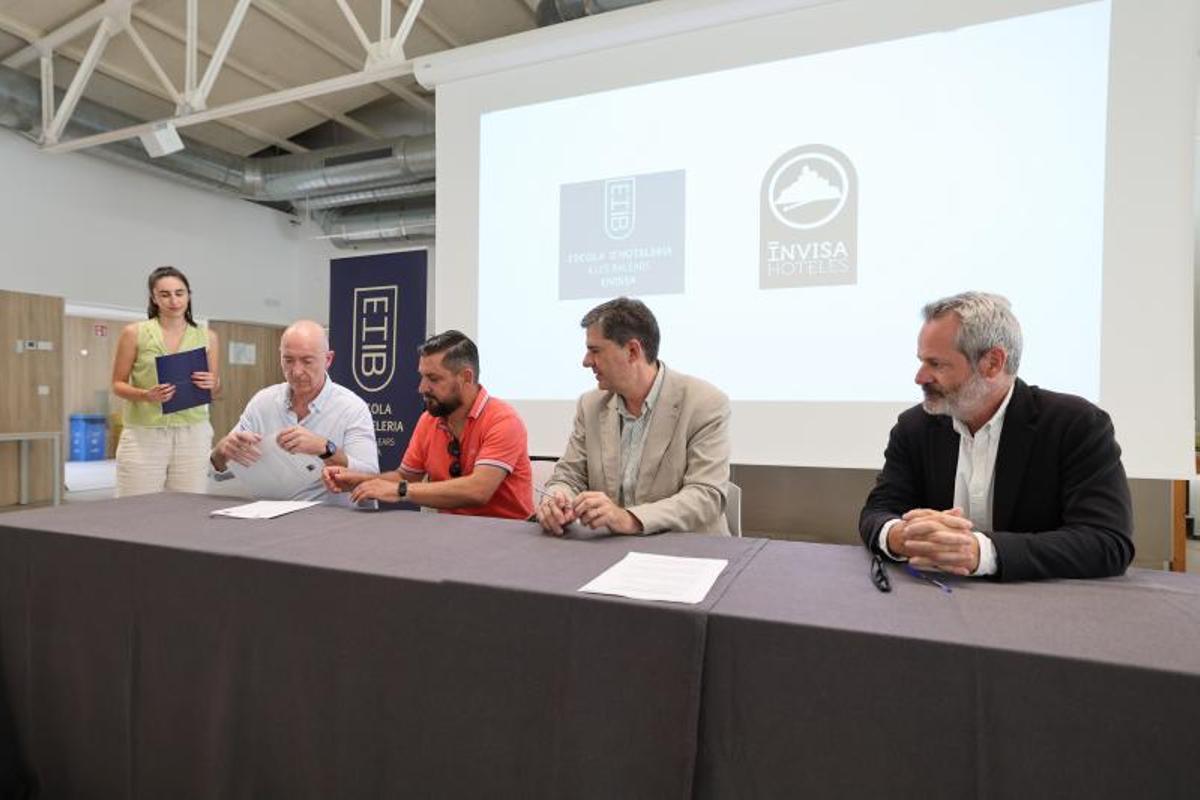 Todas las imágenes de la firma del convenio de la Escuela de Hostelería, el Govern y empresas hoteleras Todas las imágenes de la firma del convenio de la Escuela de Hostelería, el Govern y empresas hoteleras