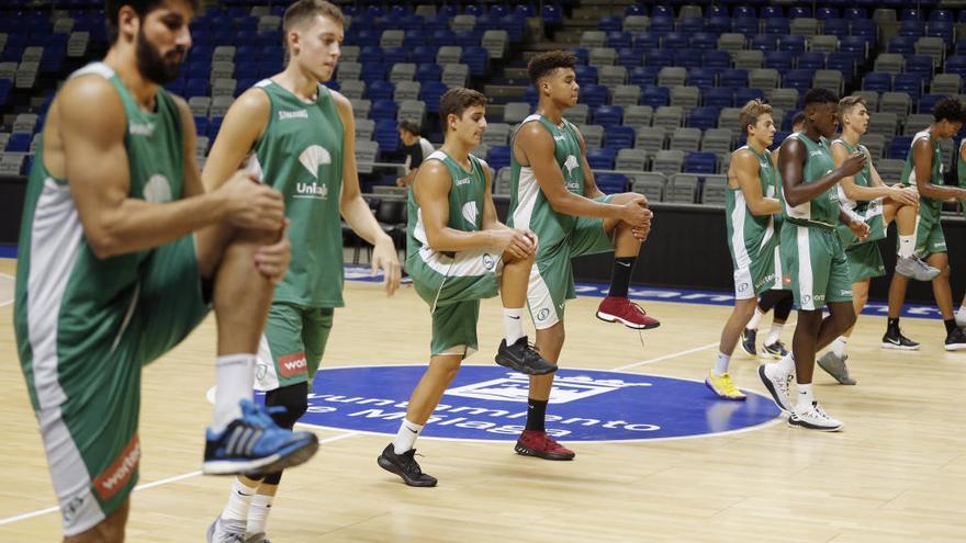 La cantera verde (en segundo plano) siempre está presente en las pretemporadas.