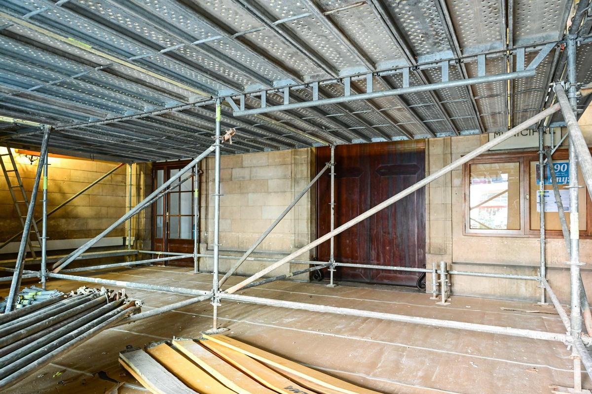 Los andamios ocupan gran parte del zaguán de Cort.