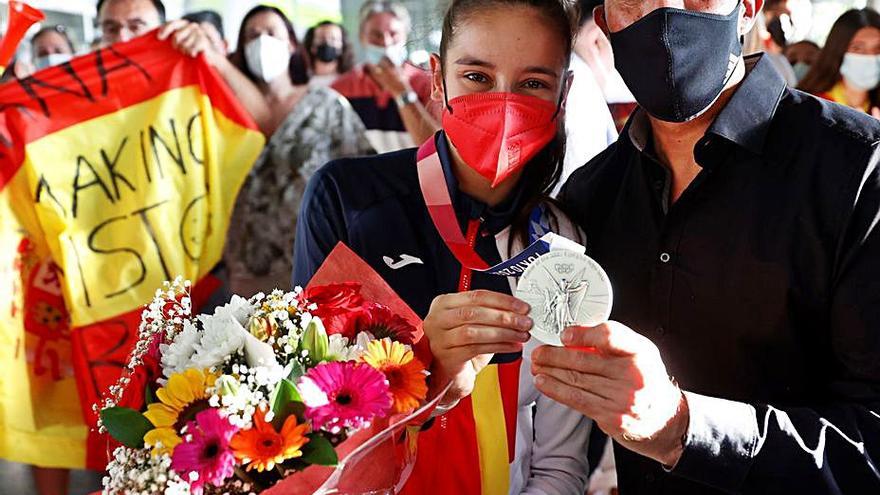 Jesús Ramal, entrenador de Adriana Cerezo acudió a recibirla a Barajas.  EFE/Mariscal