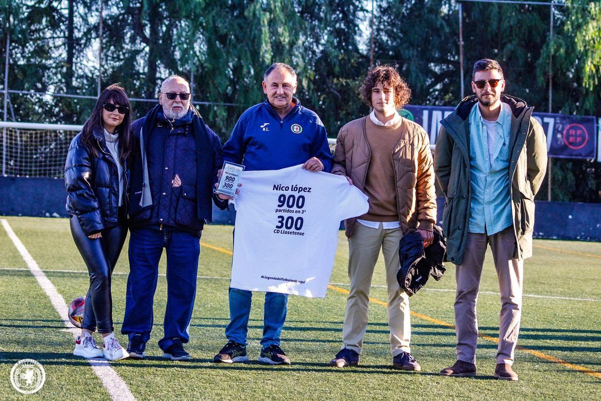 Fútbol. Tercera División. El Llosetense homenajeó al entrenador Nico López