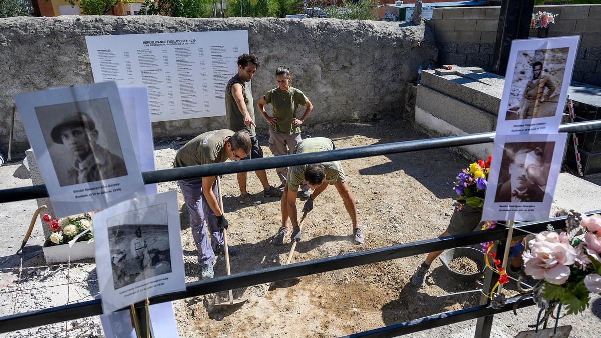 Inician la primera exhumación de fosas comunes de la Guerra Civil en Madrid.