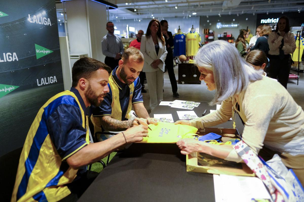 Firma de Jesé y Kirian en El Corte Inglés de Mesa y López