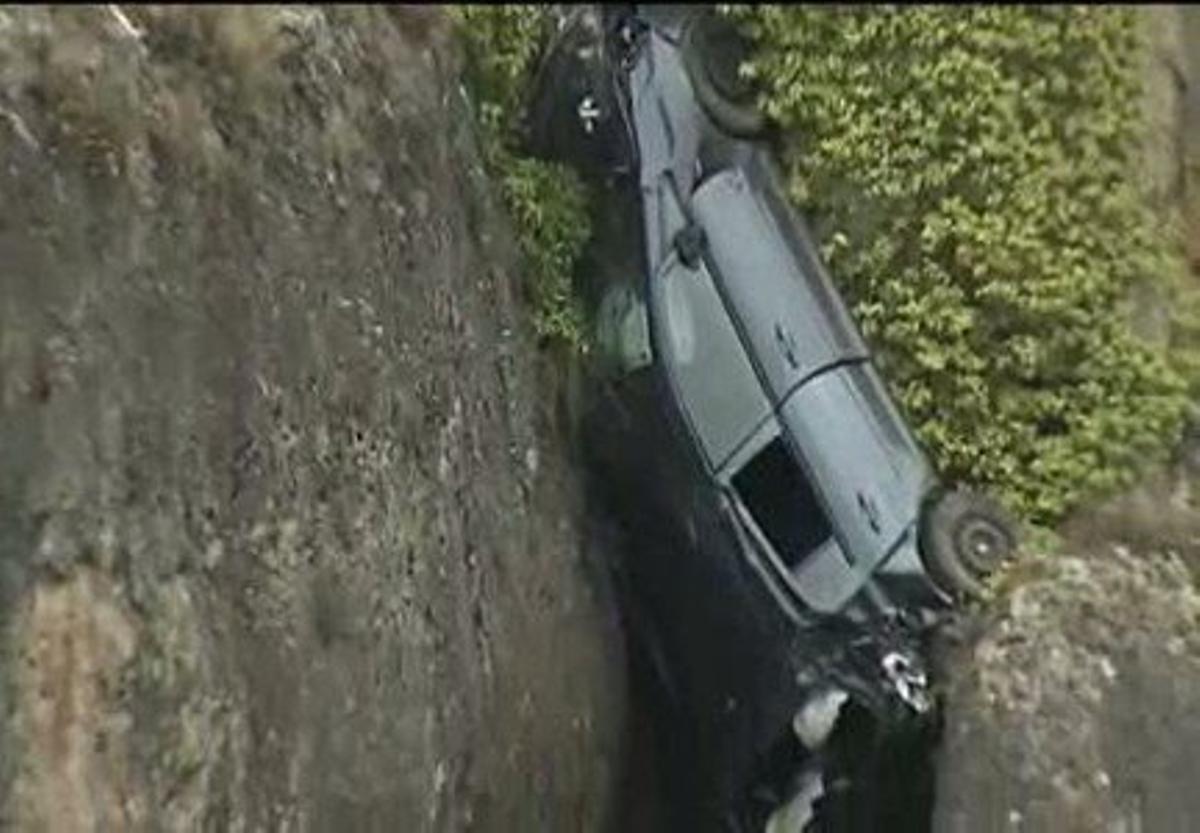 Impresionante imagen la de un coche atrapado entre las rocas en un barranco en la Hoz del Huécar, en Cuenca.