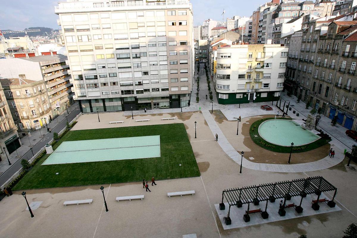 Aspecto de la Praza de Portugal en 2007, tras su remodelación, con la recuperada fuente de tritones ante el estanque y el busto de Camões en el extremo opuesto.