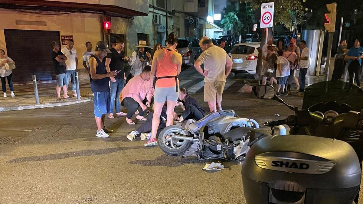 Varias personas auxilian a la mujer herida.