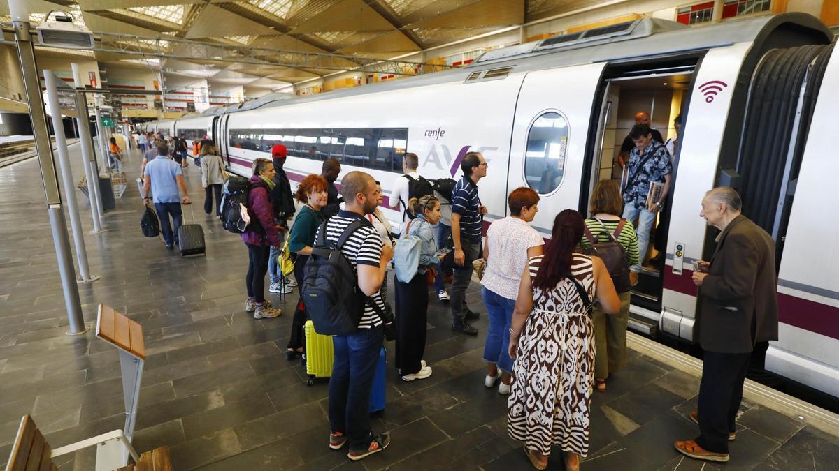 Un grupo de viajeros en la estación de alta velocidad de Delicias, en Zaragoza.