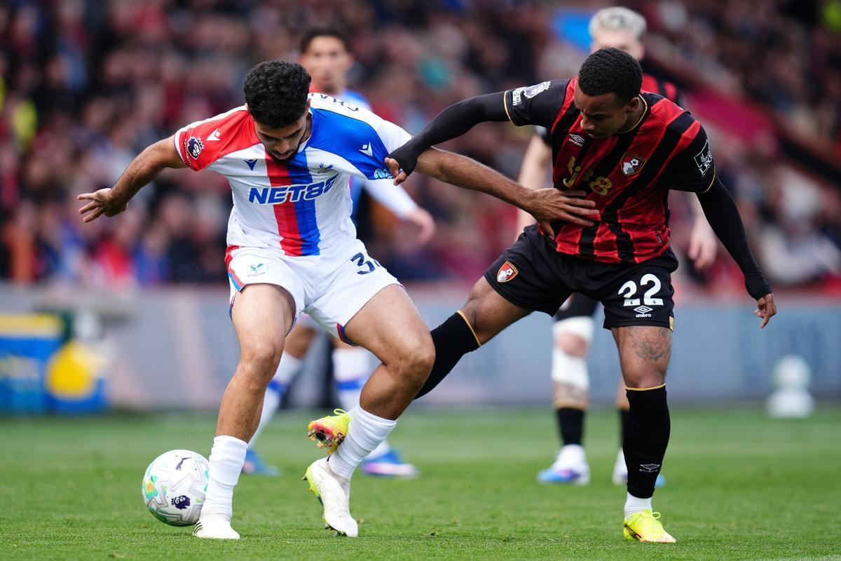 Chadi Riad, del Crystal Palace, ante Eli Junior Kroupi, del Bournemouth