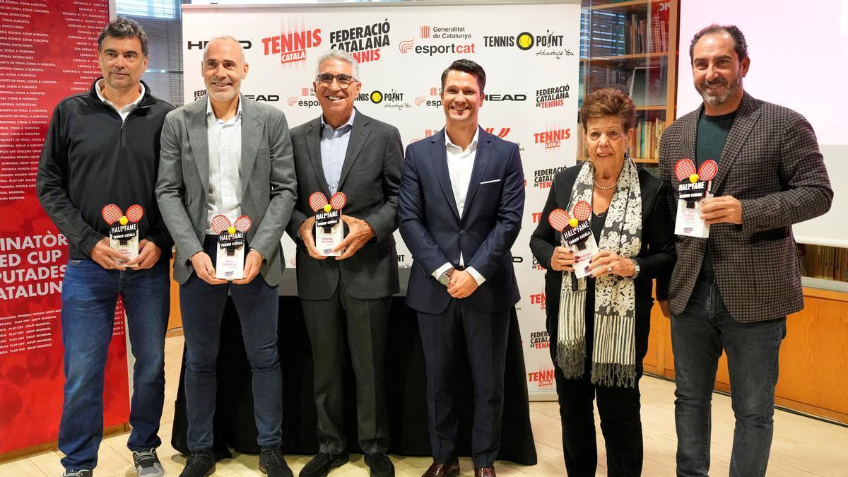 Bruguera, Corretja, Orantes, Tamayo, presidente de la Federación Catalana de Tenis, la madre de los Sánchez Vicario, y Albert Costa en la inauguración del Hall of Fame del tenis Catalán.