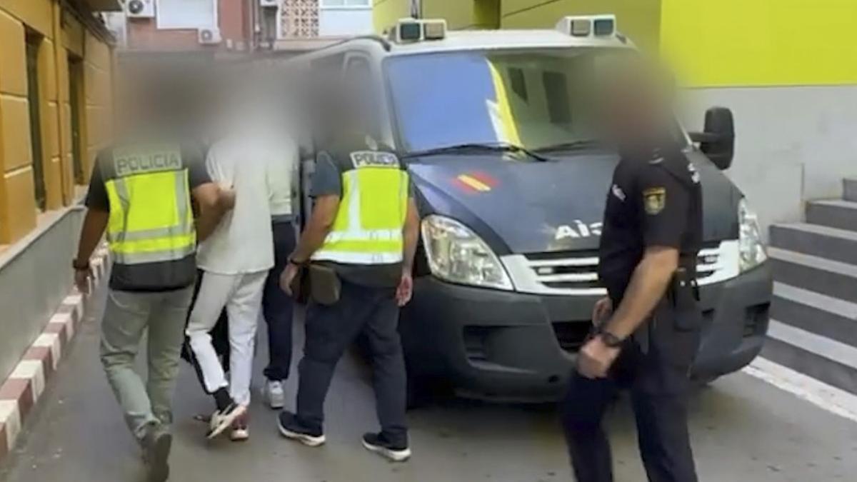 Momento de la detención de los dos presuntos autores del tiroteo en el barrio cartagenero de Los Dolores