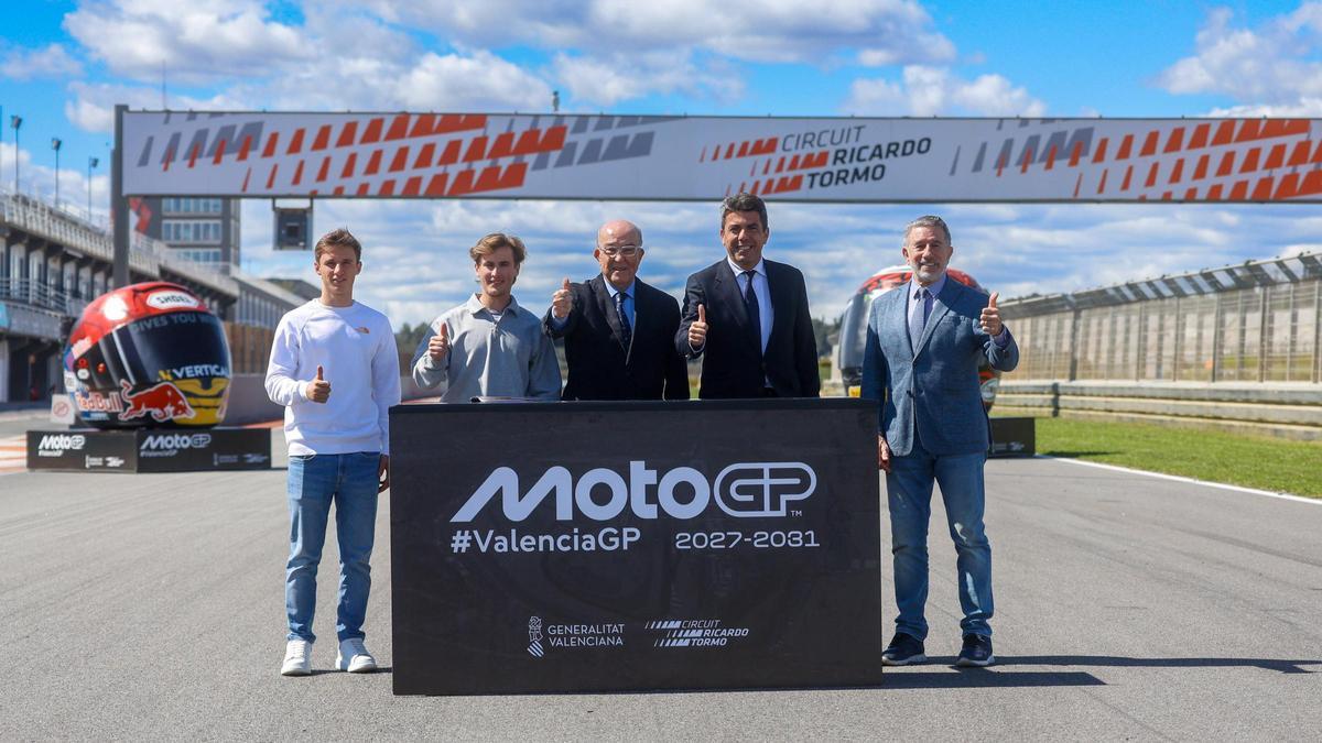 El presidente de la Generalitat y el CEO de Dorna escenificaron la firma del acuerdo de renovación en el propio Circuit Ricardo Tormo.