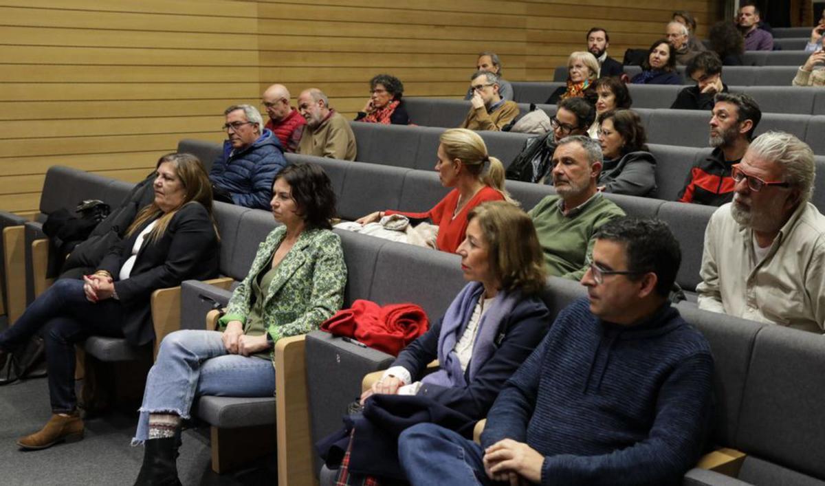 En primera fila, por la izquierda, Marina Pineda, Montserrat López Moro y Ángeles Fernández-Ahuja, con Pedro Roldán a continuación. | Juan Plaza