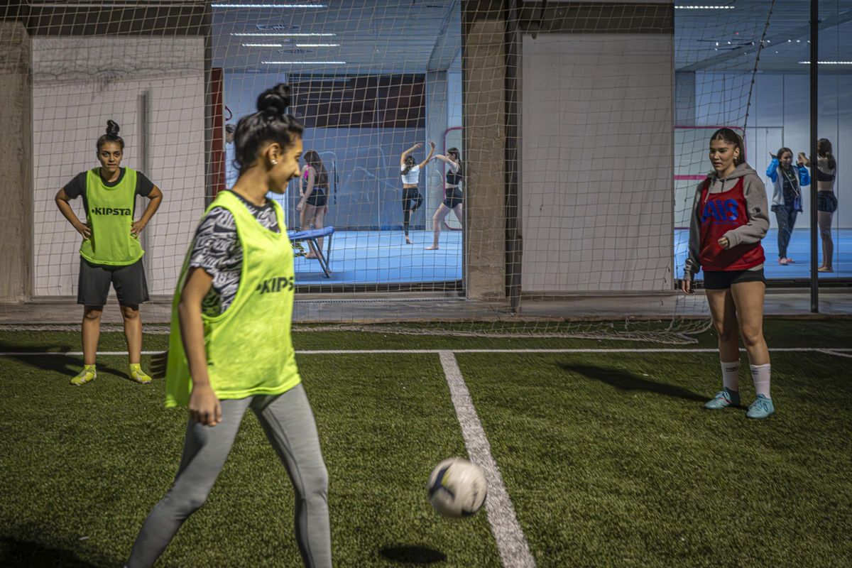 Entrenamiento del primer equipo de fútbol femenino que se crea en el barrio de La Mina