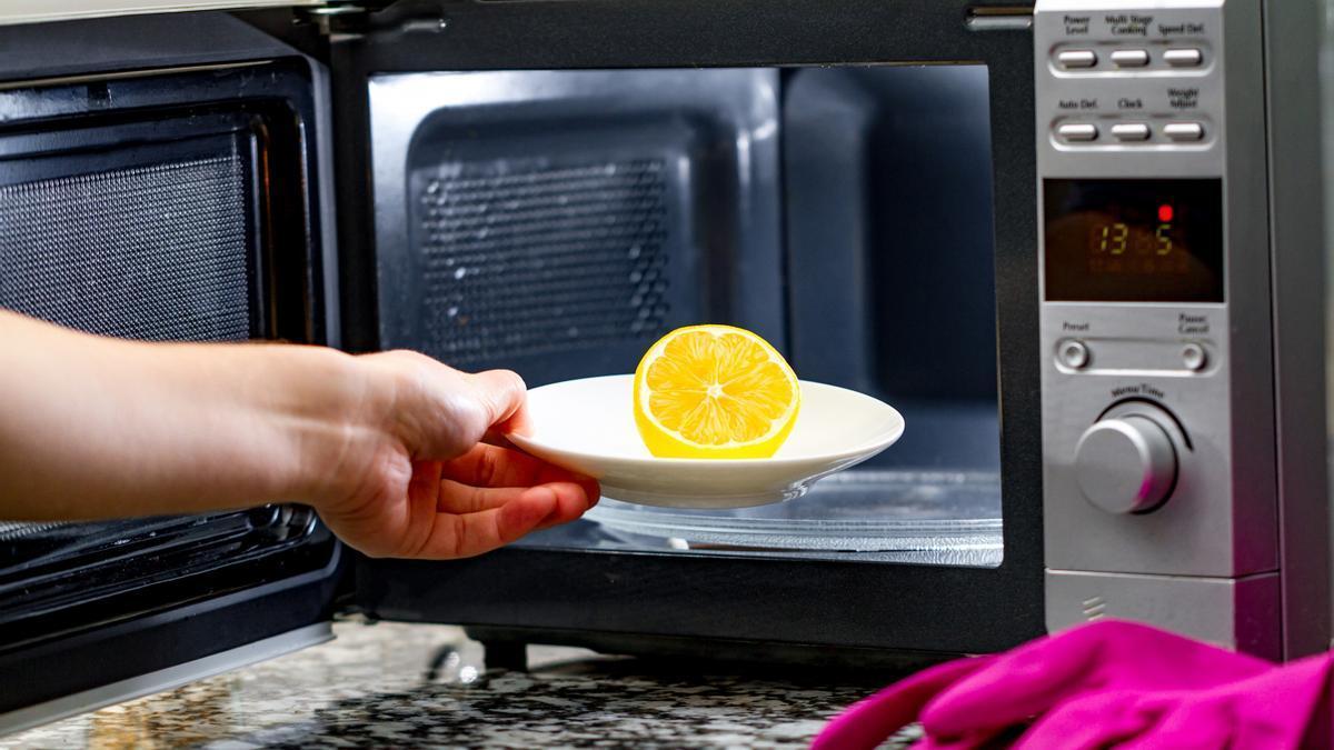 El truco del limón en el microondas que enamora a los amantes de la limpieza