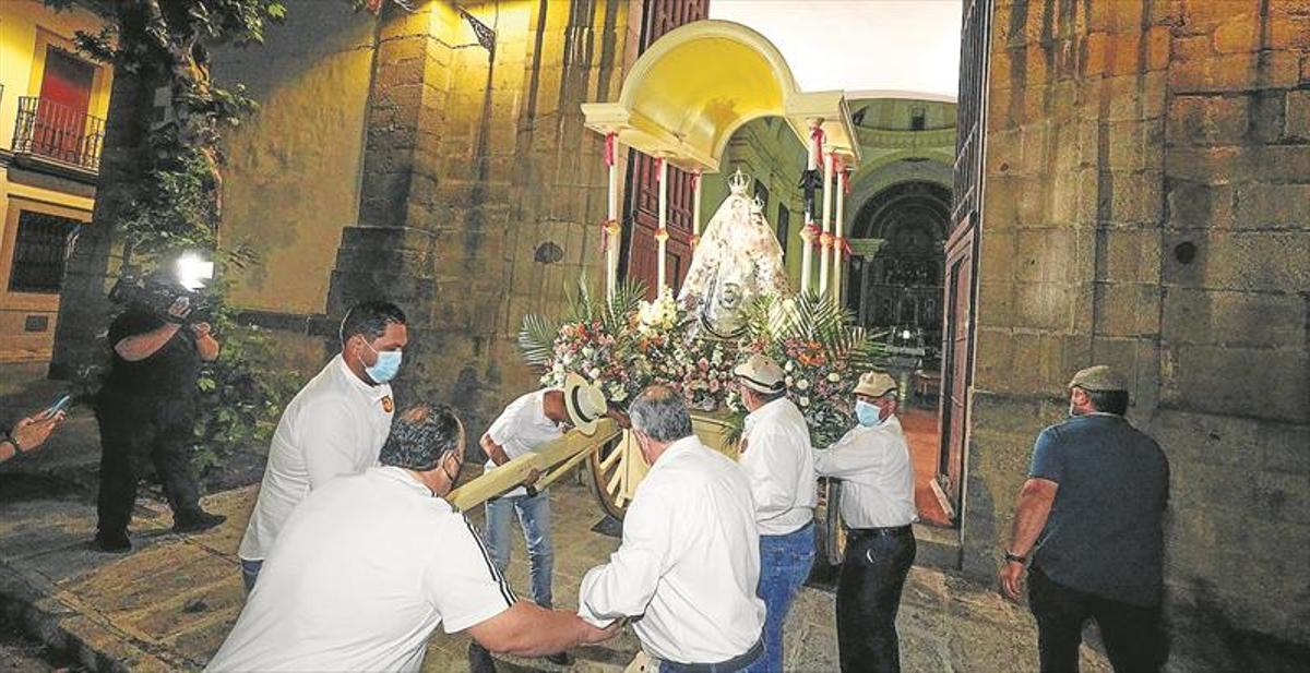 Histórico traslado de la Virgen de Luna a su santuario, sin fieles ni salvas