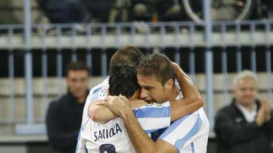 Joaquín y Camacho felicitan a Saviola tras marcar éste el segundo gol malaguista.