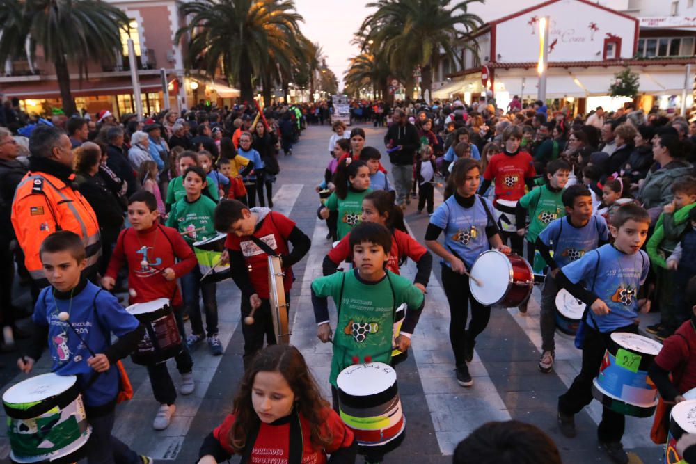 Las comparsas de los colegios protagonizan la rúa